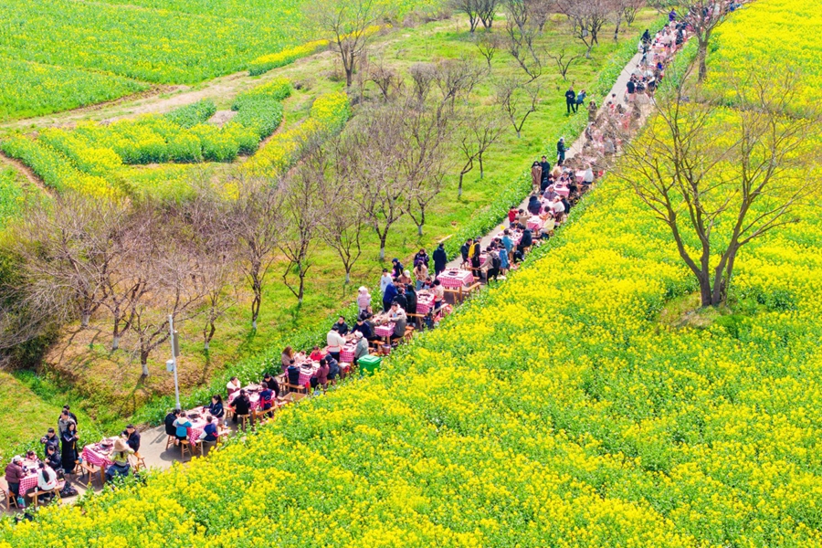 花海火锅长街宴。高淳慢城集团供图