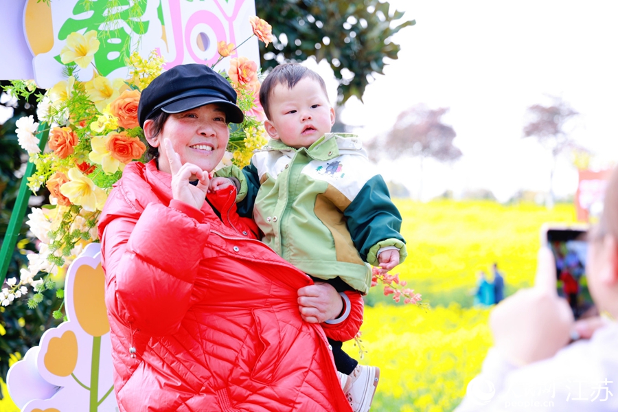 花海亲子游。人民网 江楠摄
