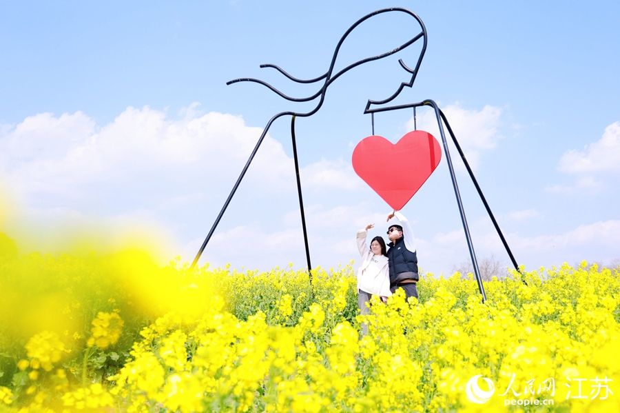 年轻人在“花海”打卡。人民网 江楠摄