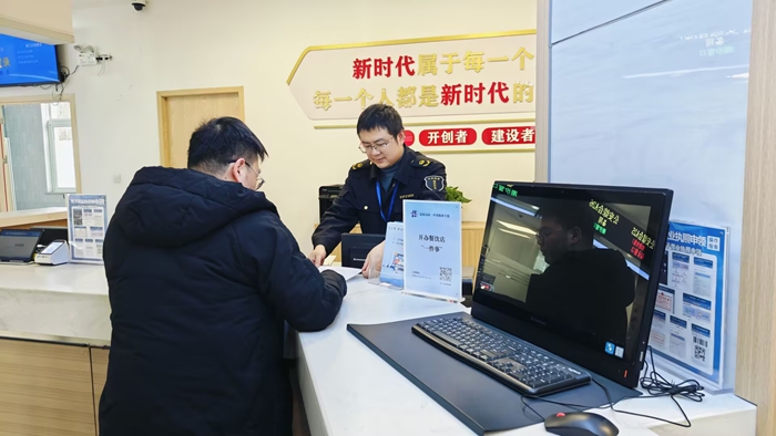 昆山市机关干部正在张铺镇开展“换位跑一次”。昆山市委组织部供图