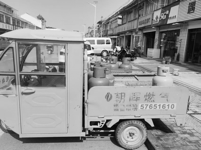 程桥街道商业街上的“换气站”。