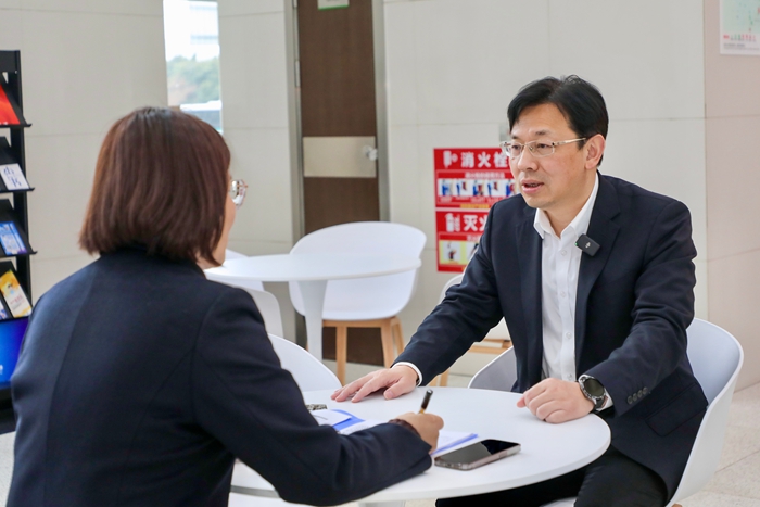 昆山市人社局局长何智勇参与“换位跑一次”。昆山市委组织部供图