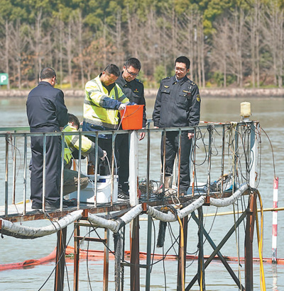 上海青浦、江蘇吳江、浙江嘉善的生態環境部門工作人員對太浦河汾湖大橋斷面進行聯合水質監測。以上圖片均為新華社記者季春鵬攝
