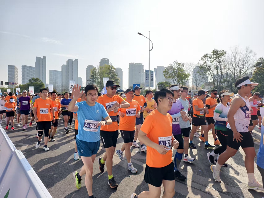 南京江宁大学城半程马拉松吸引了近2万名跑友参赛。马晓波摄