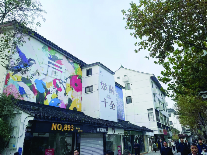 改造后的十全街已成为热门旅游目的地和网红打卡地