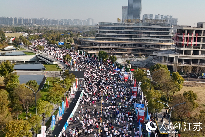 南通马拉松赛现场。人民网记者王继亮摄