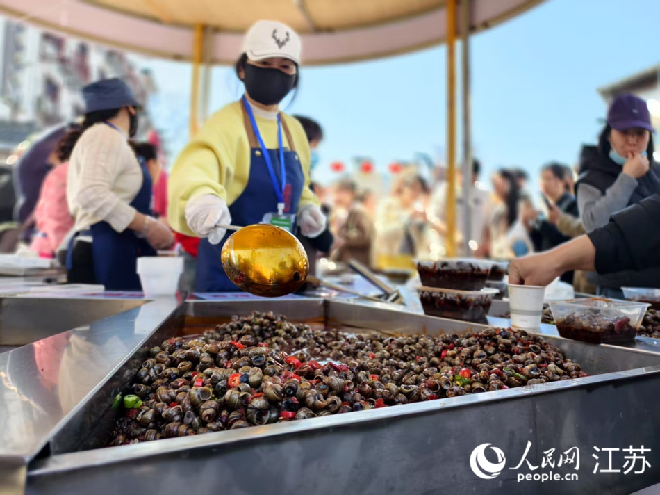 蒋坝市集现场售卖螺蛳美食。人民网记者 马晓波摄
