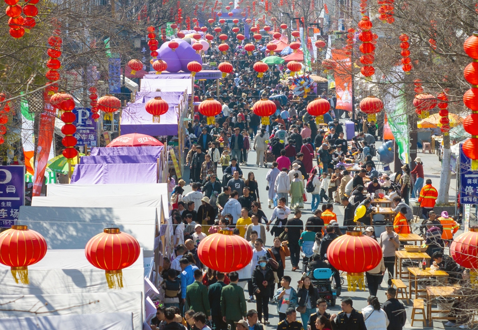 蒋坝螺蛳美食旅游季启动当日人流如织。贺敬华摄