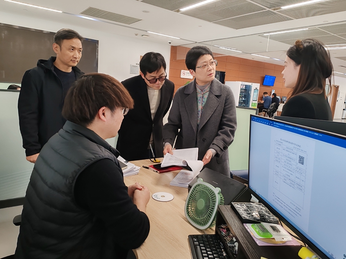 昆山市文体广旅局局长苏培兰现场体验窗口业务办理流程。昆山市文体广旅局供图