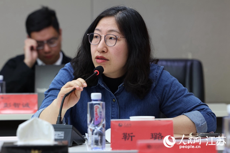 南京市发改委经济体制改革处处长靳璐做交流发言。人民网 李昱辰摄