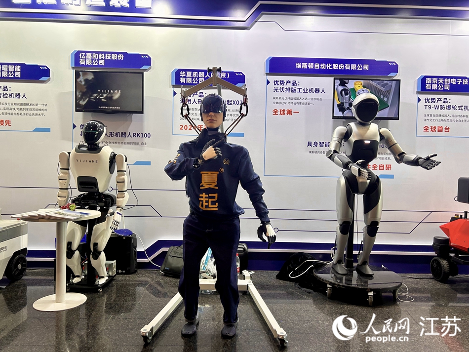 多款人形机器人集中展示。人民网 王丹丹摄