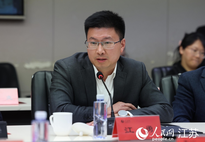 江苏金融租赁股份有限公司副总经理、董事会秘书江勇做交流发言。人民网 李昱辰摄