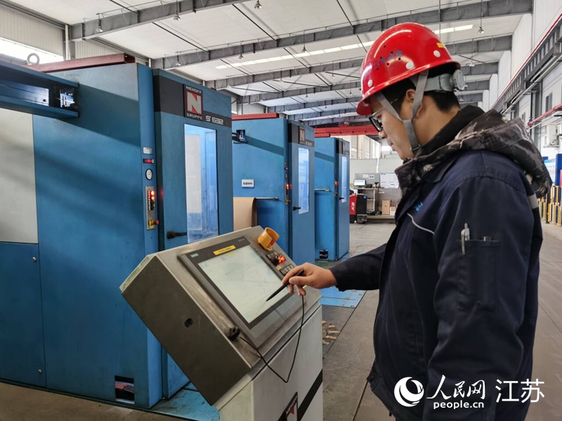 中天科技江东合金智能车间。人民网记者 王继亮摄