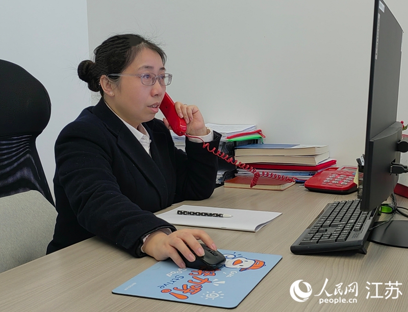 每逢周一，俞美到启东市政务服务驻沪办事点工作。人民网记者 王继亮摄