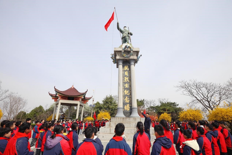 师生在抗日烈士纪念塔下聆听英雄故事。赣榆区委宣传部供图