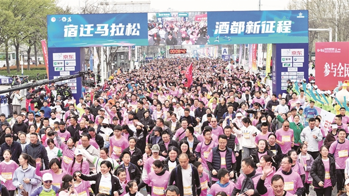 2025京东宿迁马拉松暨大运河马拉松系列赛（宿迁站)在项王故里开跑。杨群摄