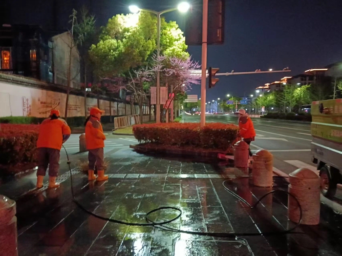 赛前清扫道路。扬州市城管局供图