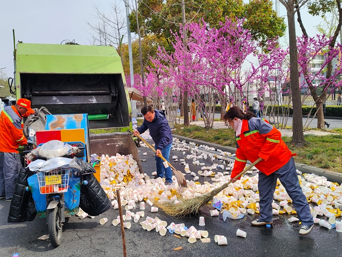 赛后清扫。扬州市城管局供图