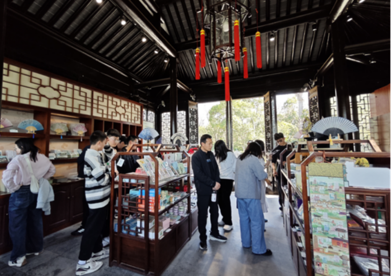 游客参观瘦西湖主题邮局。王琳摄