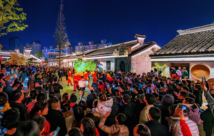 村前太平龍燈表演現場。堰橋街道供圖