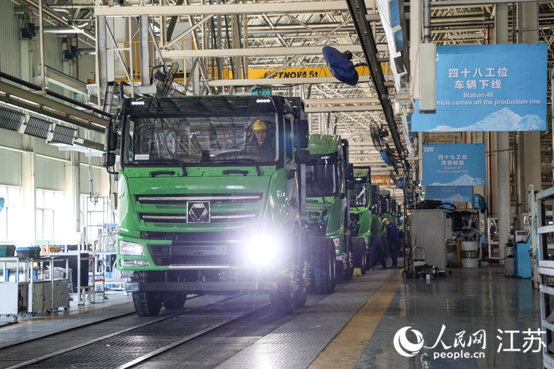 徐工汽车生产基地，新能源重卡陆续下线。人民网 赵登岩摄