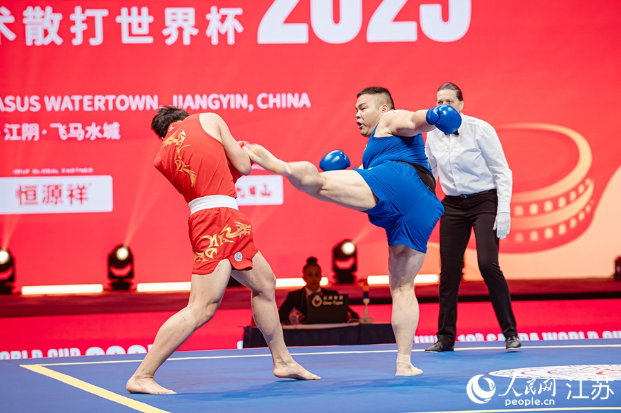 男子90公斤以上级，中国运动员叶翔（中）与对手交锋。人民网 余乐摄