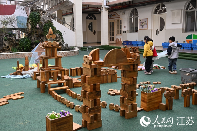 连云区幼教中心建构区内，孩子们在玩搭积木。人民网 张瀚天摄