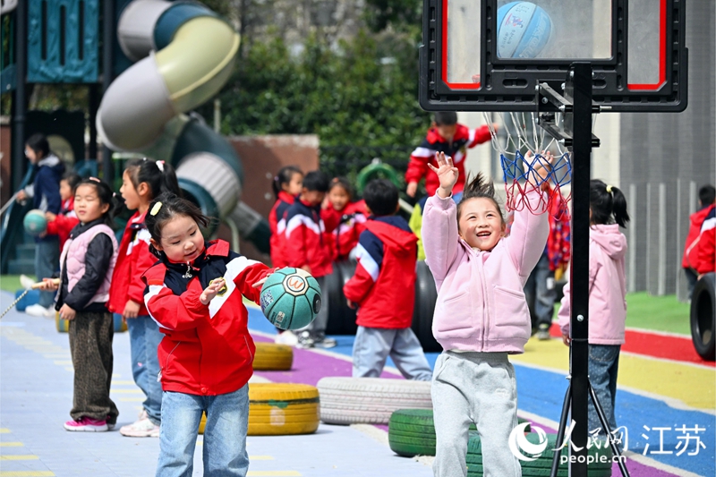 景城名郡幼儿园里，一位小女孩正在投篮。人民网 张瀚天摄