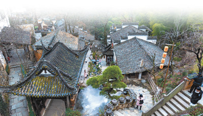 婺源县篁岭村花溪水街。 程 虹摄