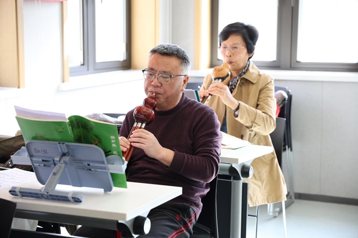 学员正在学艺。沿江街道供图