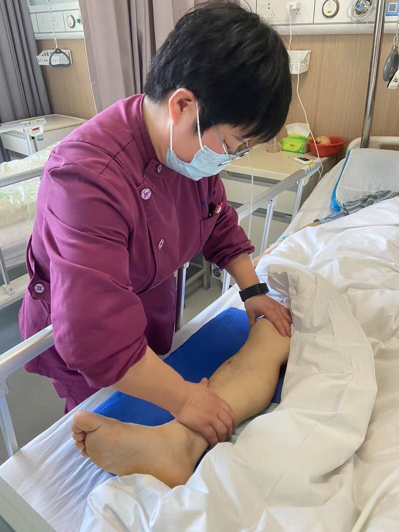 南通市第一人民医院医疗护理员为患者提供免陪护照护服务