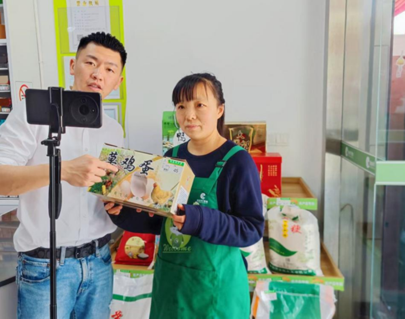 张玲学习直播带货技巧。沈健摄