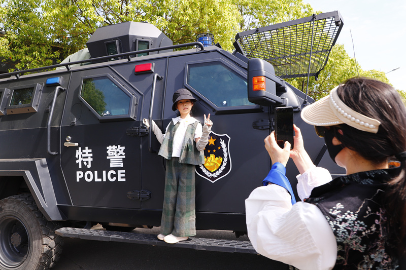 小朋友们纷纷与特警车辆拍照打卡 朱德源/摄