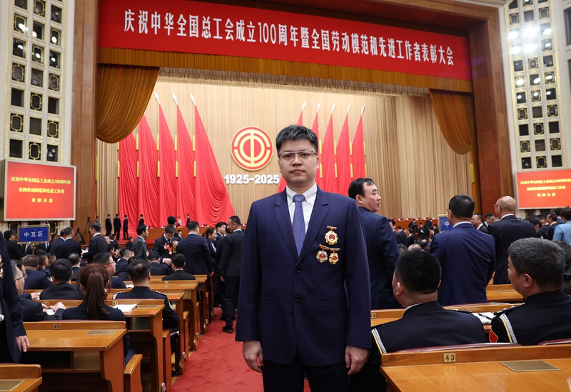崔巍在表彰大会现场。亨通集团供图