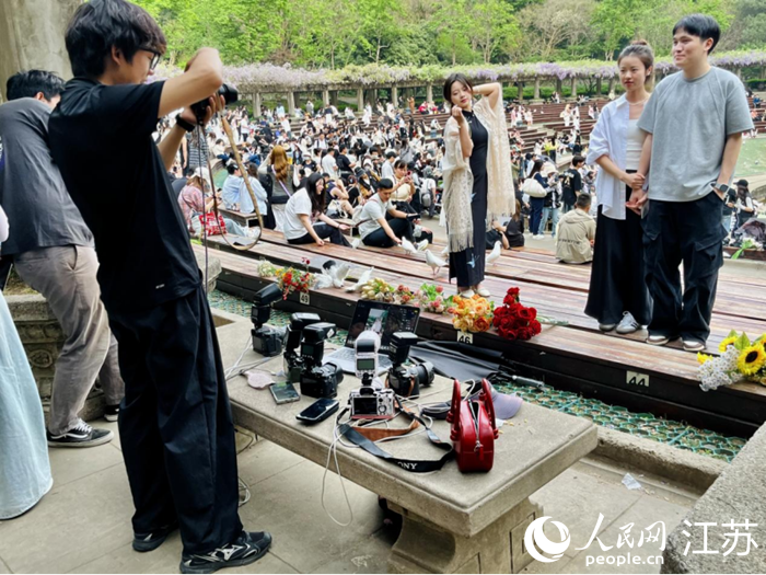 音乐台摄影师指导游客进行拍摄。人民网 李静晔摄