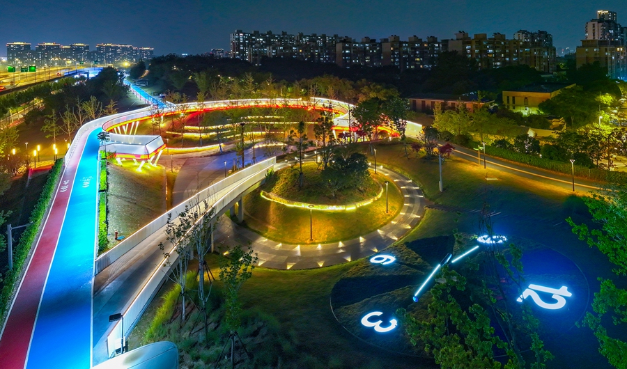 航拍數據線公園夜景。雨花台區融媒體中心供圖