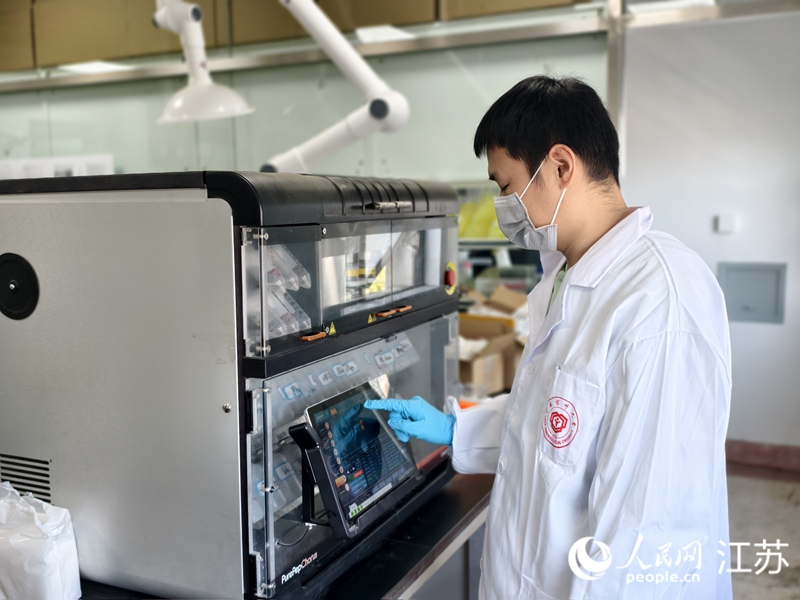 中国药科大学转化医学研究院工作人员正在使用多肽合成仪。人民网记者 马晓波摄