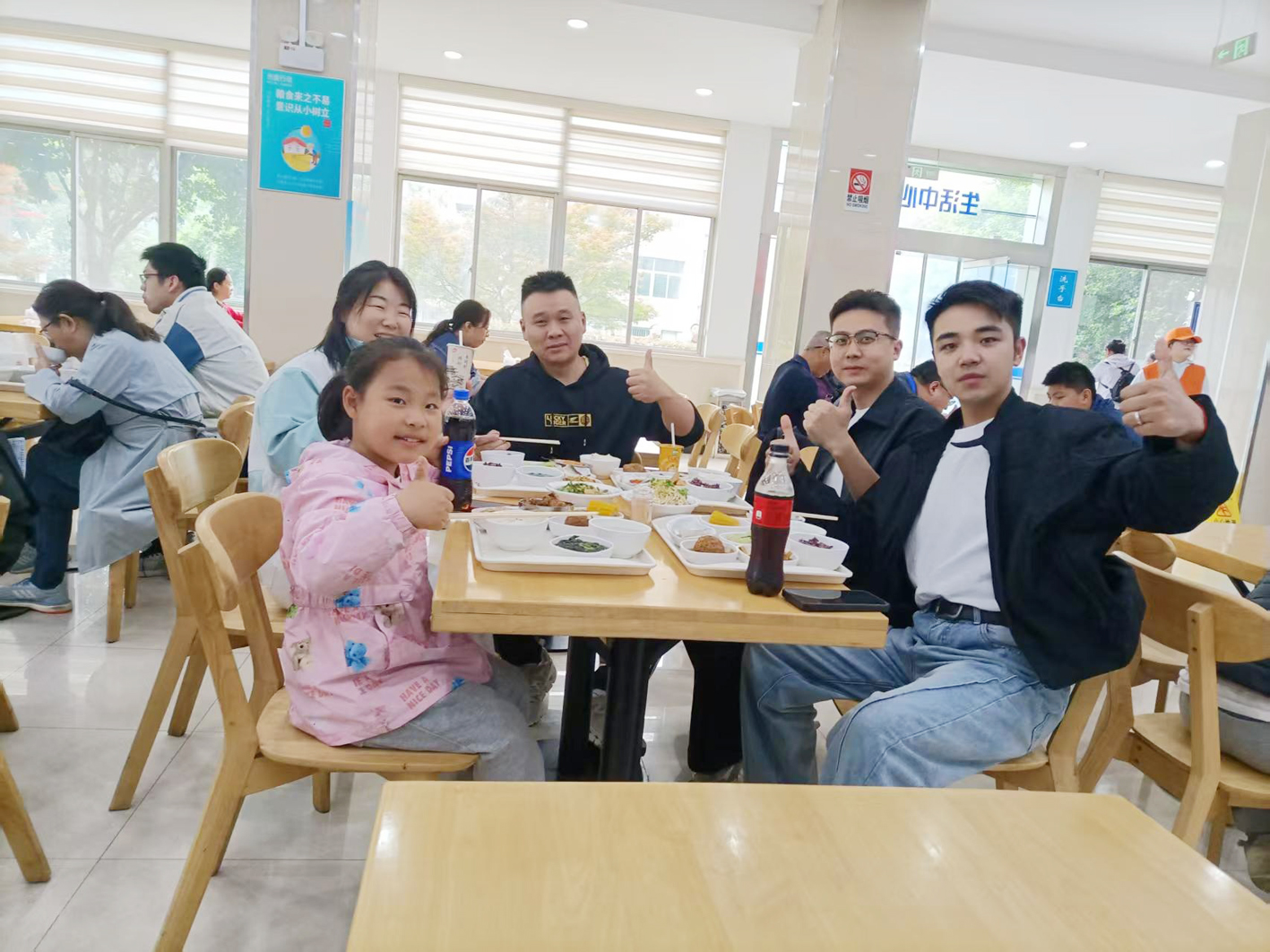 游客正在就餐。
