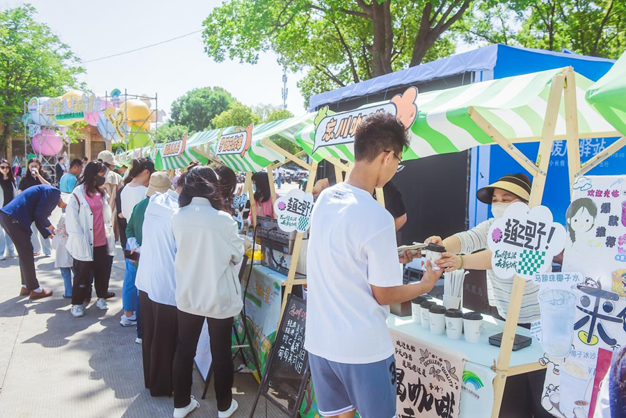 野趣市集展位前人头攒动。扬州生态科技新城供图