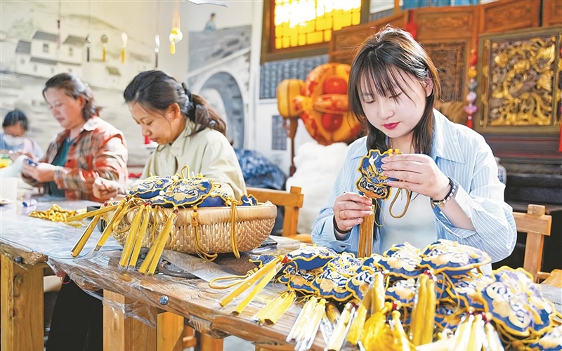 徐州贾汪：小香包缝出新生活