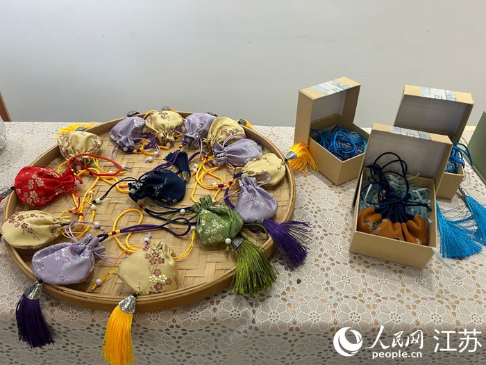 溧水特校学生制作的牡丹文创产品。人民网 王丹丹摄