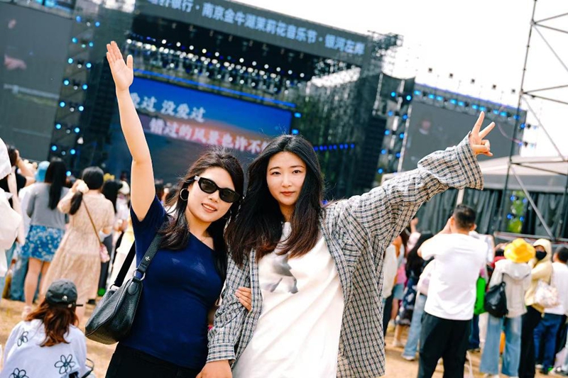 乐迷现场打卡拍照。六合区委宣传部供图