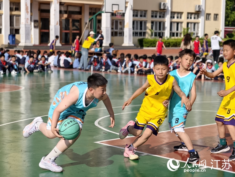 涟水县淮浦学校篮球场上，该校四（1）班和四（2）班的同学们在比赛。人民网记者 马晓波摄