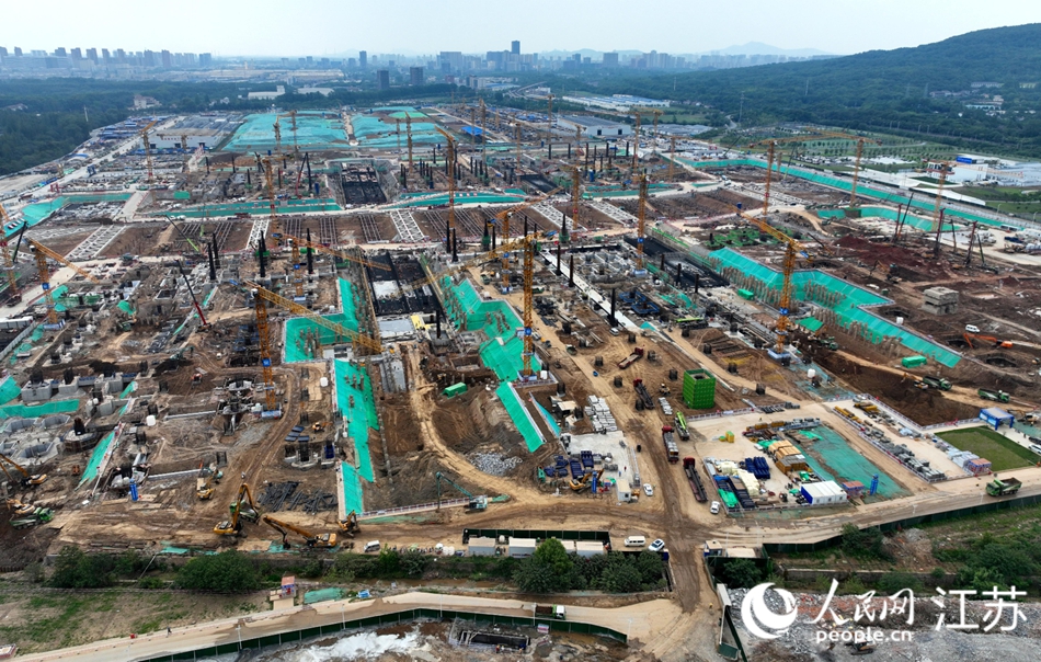 南京北站施工场景。人民网 张瀚天摄
