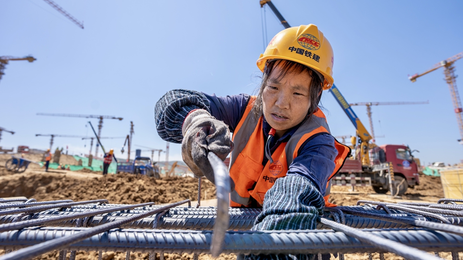 施工工人正在進行鋼筋綁扎。中鐵建設集團南京北站項目部供圖