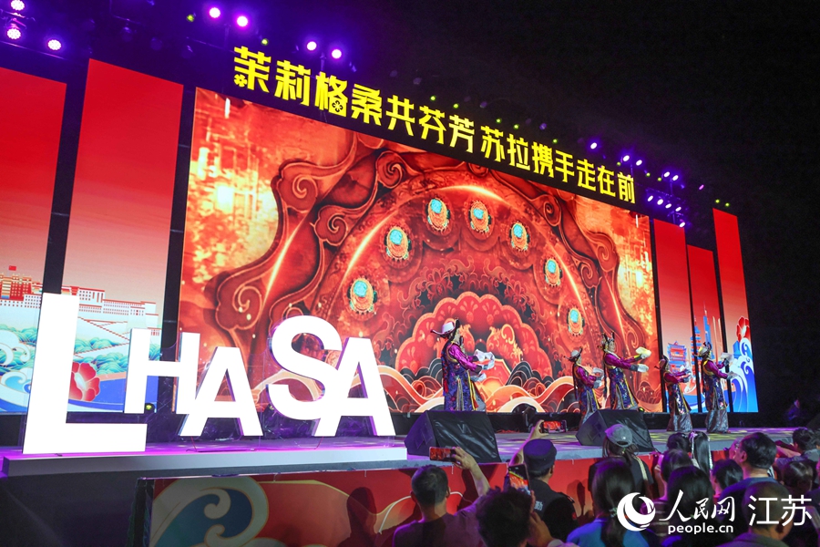 拉萨舞者进行舞蹈演出。人民网 李昱辰摄