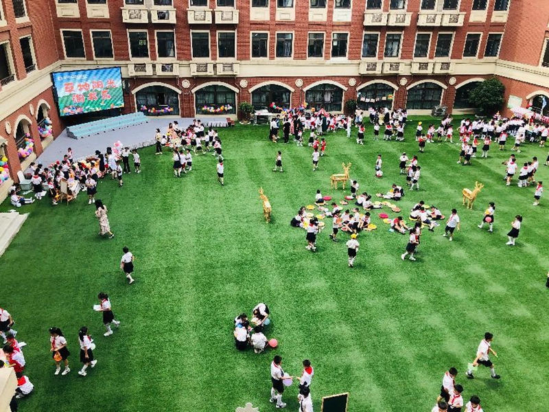 雨花開發區實驗小學學生在“草地教室”活動。學校供圖