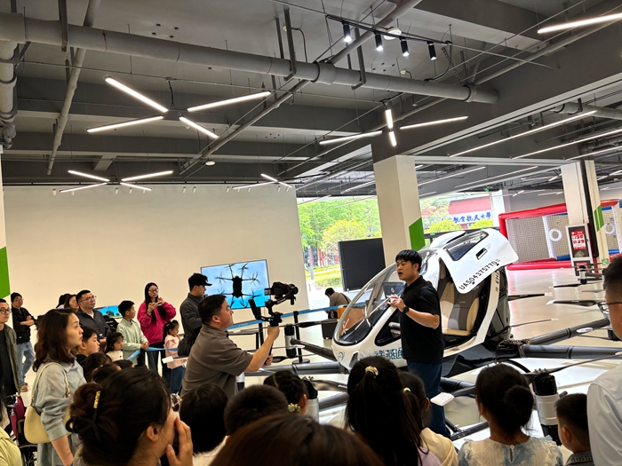 青少年参加低空科普研学。浦口高新区供图