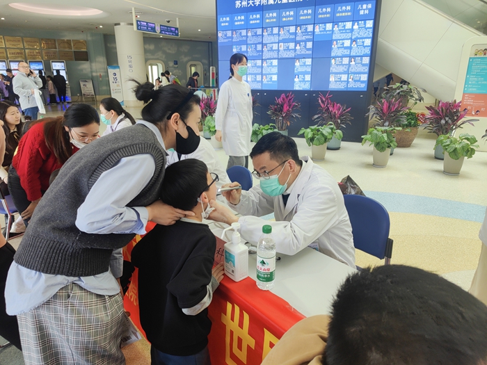 王宇清在基层义诊现场。江苏省卫健委供图