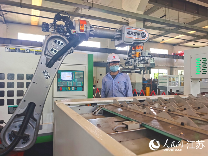 江蘇如通石油機械股份有限公司金工二車間機械手操作場景。人民網記者 王繼亮攝